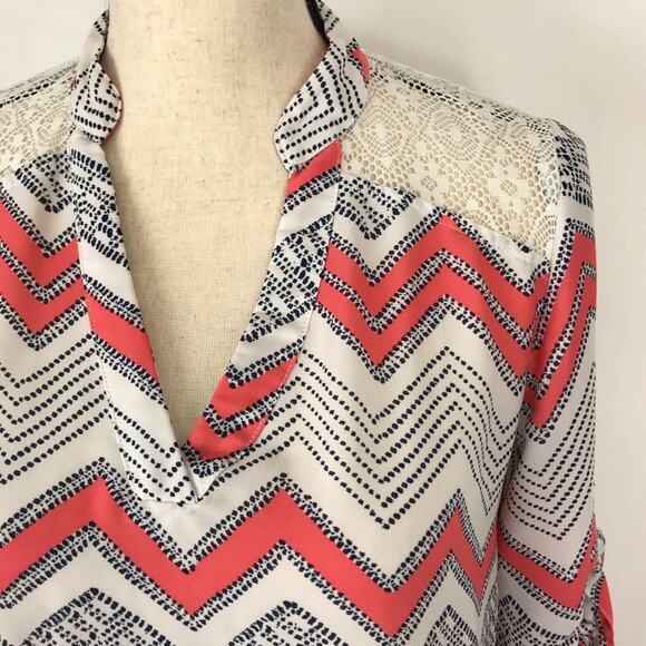 IZ Byer Tunic Top Chevron Print Women’s Sz Med Pink White 3/4 Roll Tab Sleeve - Picture 5 of 8